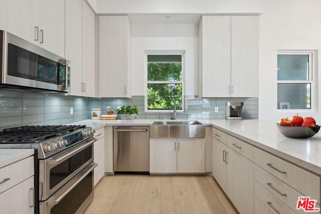 Beautiful Kitchen with top of