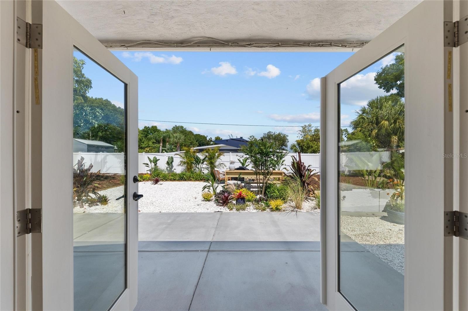 From this room, the inside spaces seamlessly connect with the outside, through window doors that fully open to the yard.