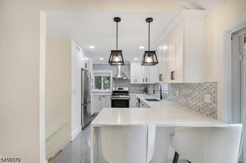 Kitchen w/ Seating!