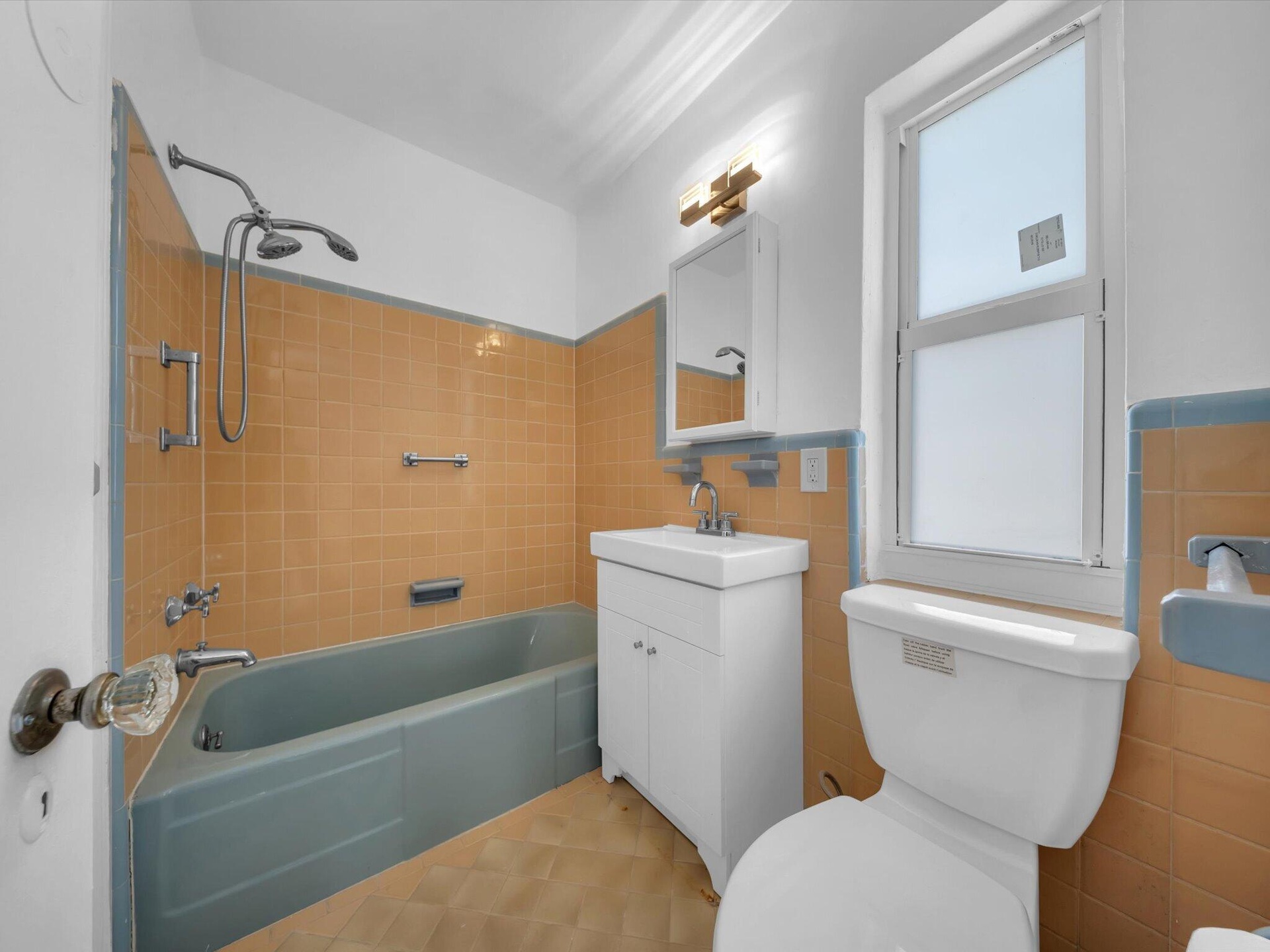 GUEST FULL SIZE BATHROOOM