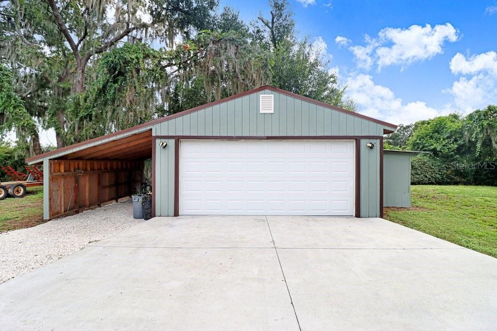 Large Workshop with working garage door and electric