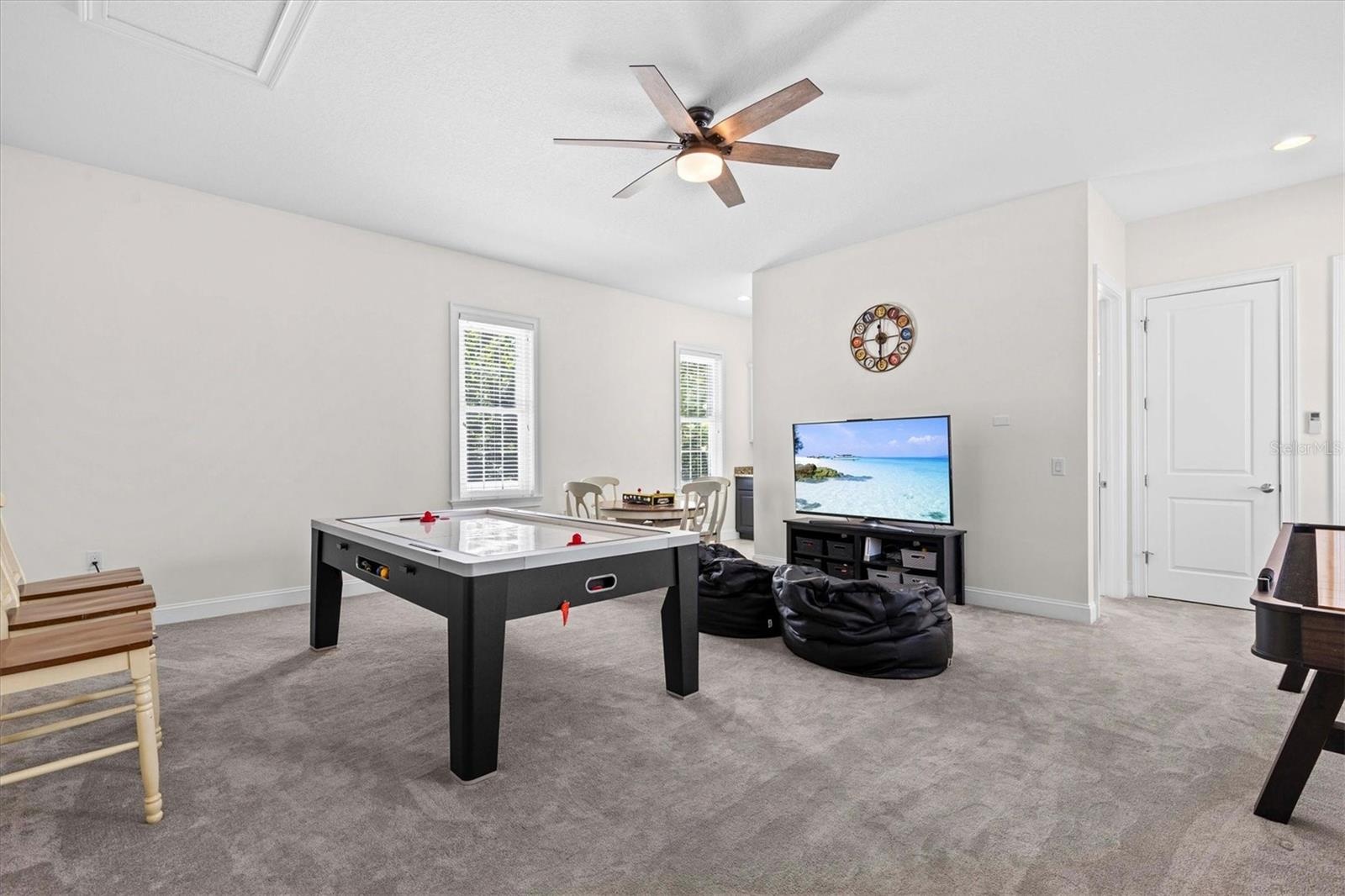 Studio w/ full bath and kitchenette for extended family or guests.