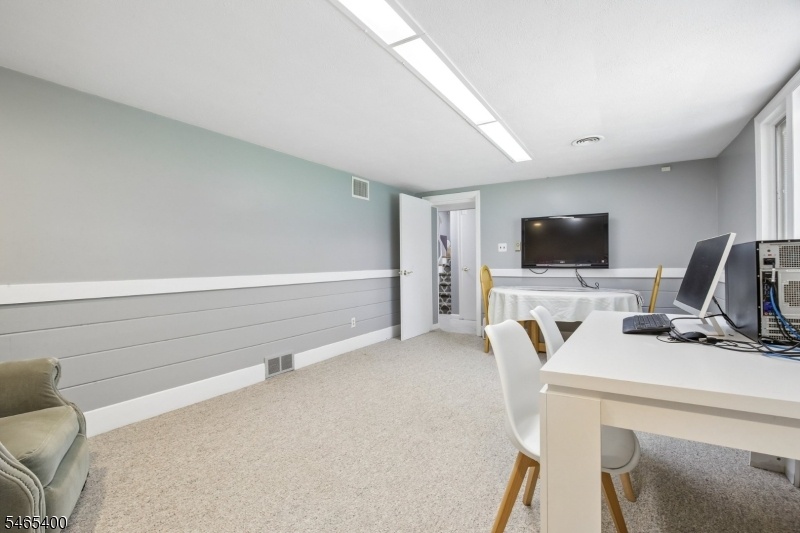 bedroom/recreation room