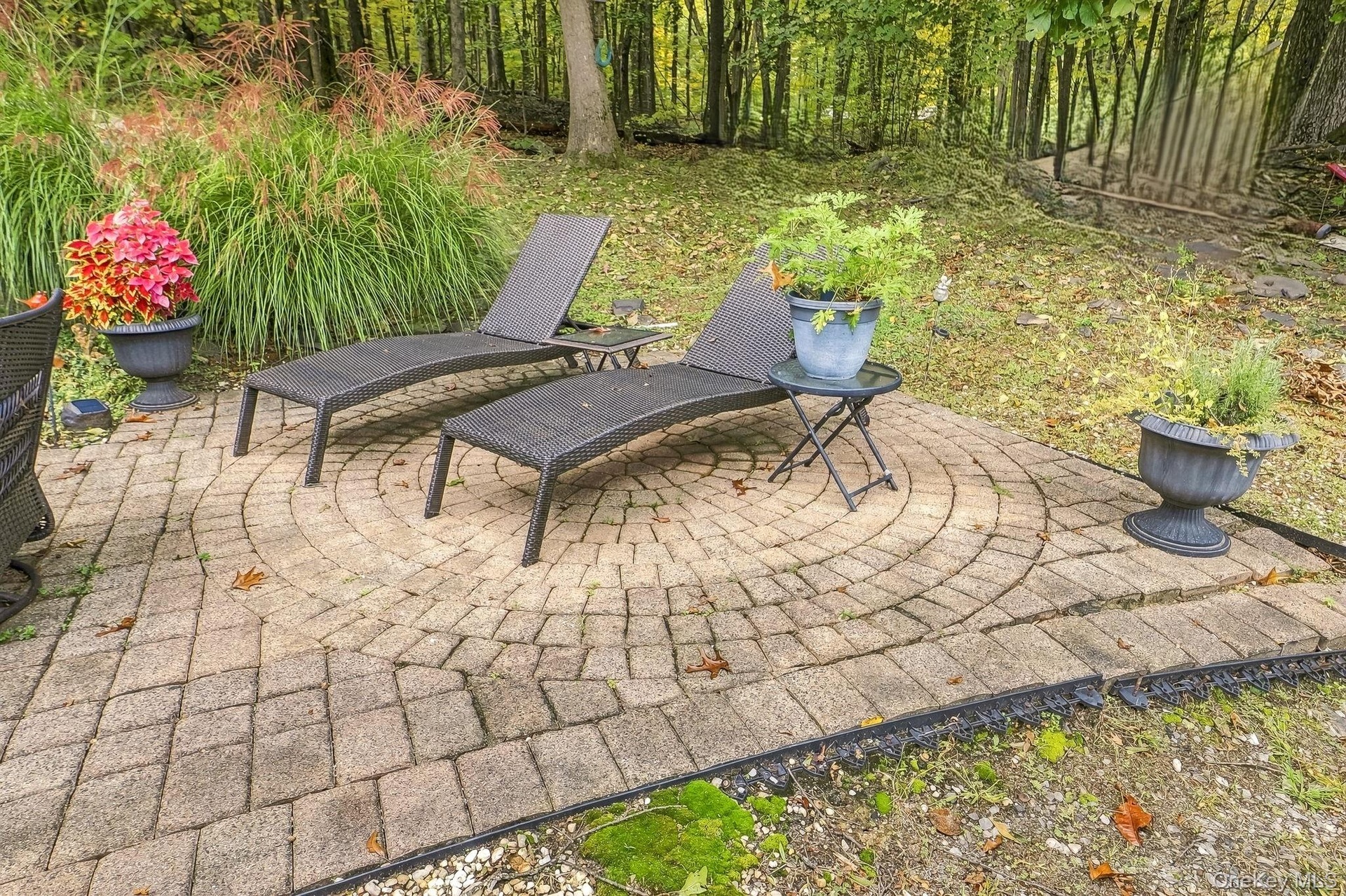 Paver patio featuring a circular inlay and a surrounding border