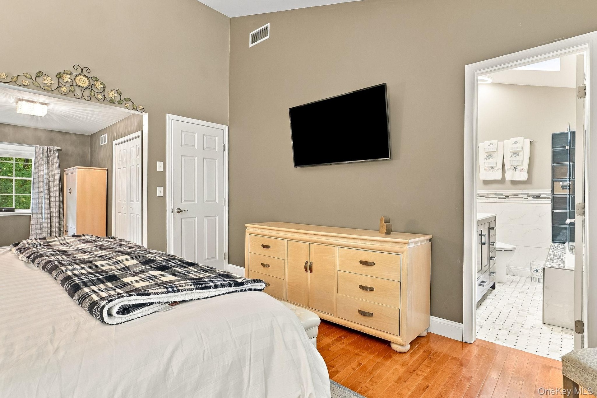 Hardwood-flooring throughout, high vaulted ceiling, and recessed lighting