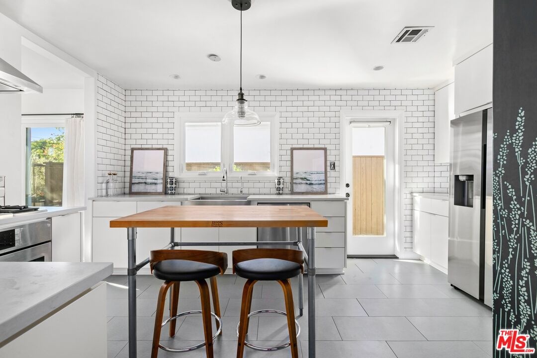 Kitchen with Breakfast Bar/Isl
