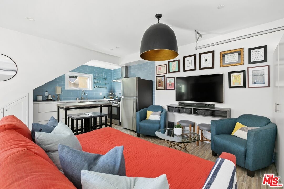 Guest House - living area perf
