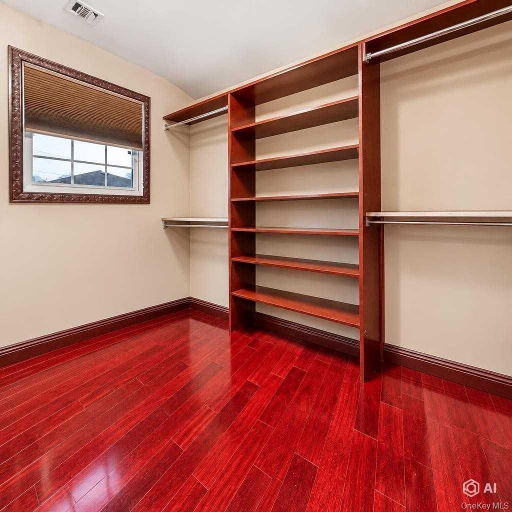 Primaery Walk In Closet