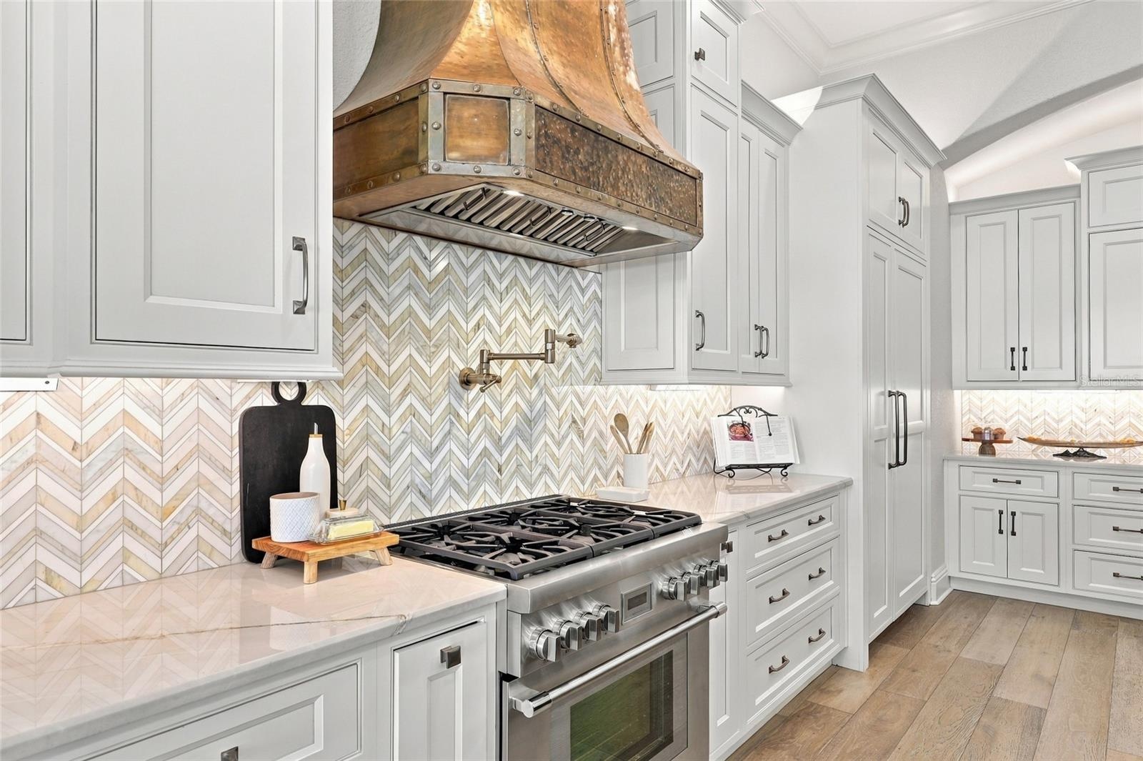 GAS 6 BURNER RANGE & THERMADOR OVEN