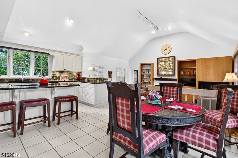 Breakfast room & kitchen
