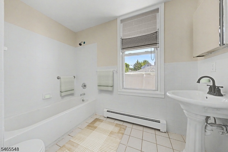 1st FL Full Bathroom
