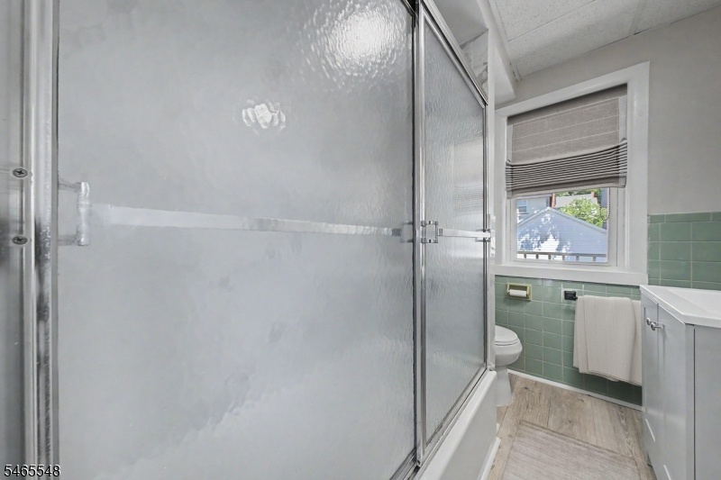 2nd FL Full Bathroom #2