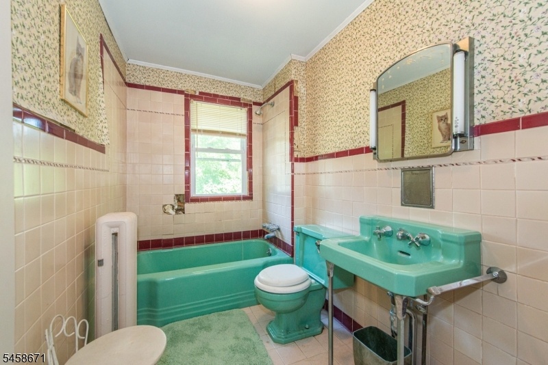 Full Bathroom upstairs