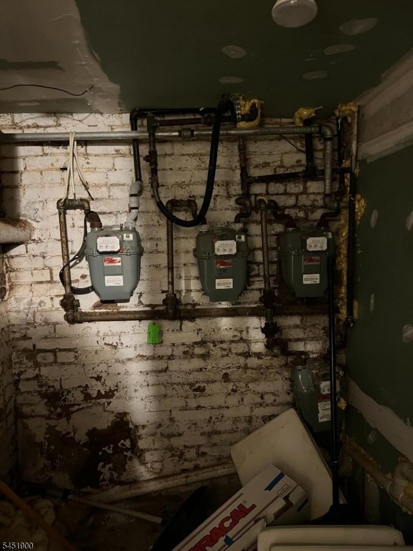 GAS METTERS FRONT HOUSE