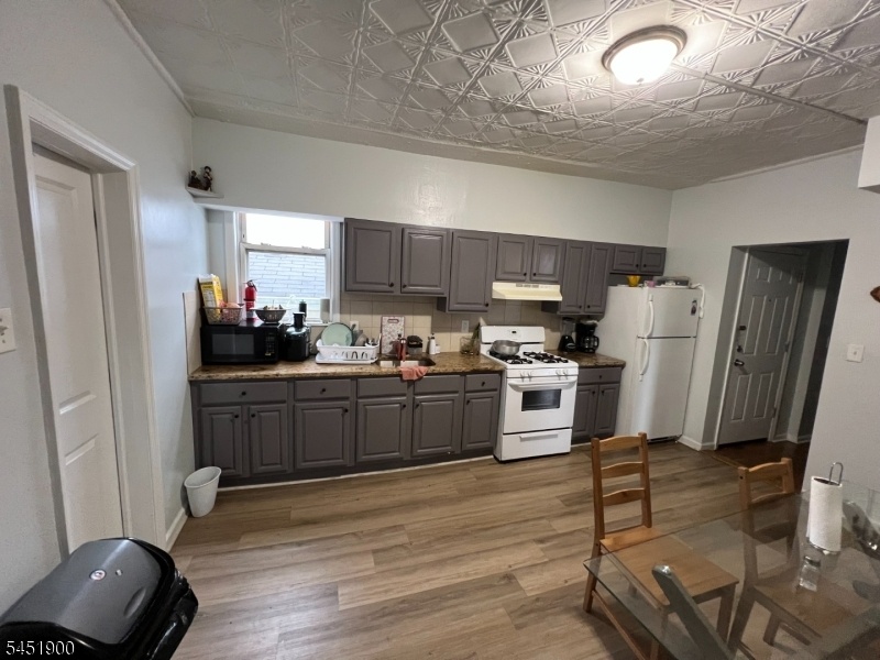 3RD FLOOR KITCHEN-LIVING