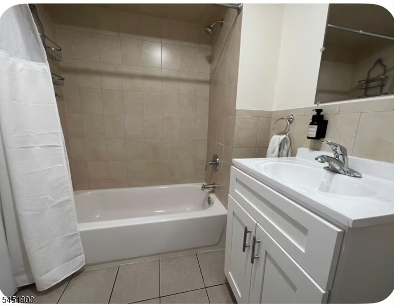 FIRST FLOOR BATHROOM