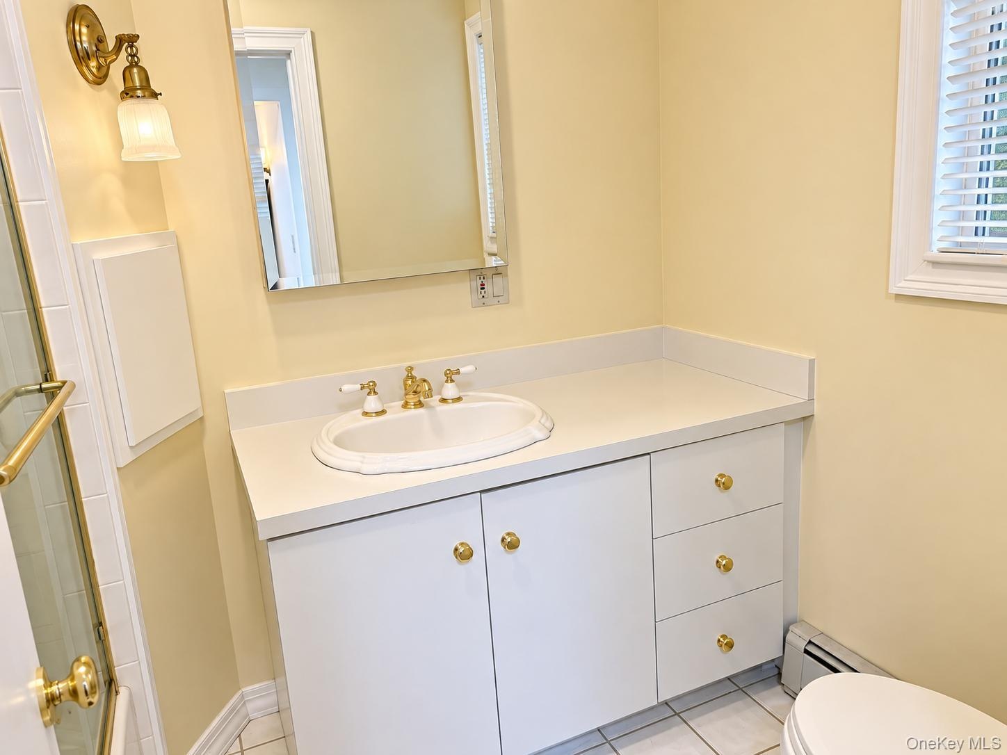 Second floor full hall bathroom