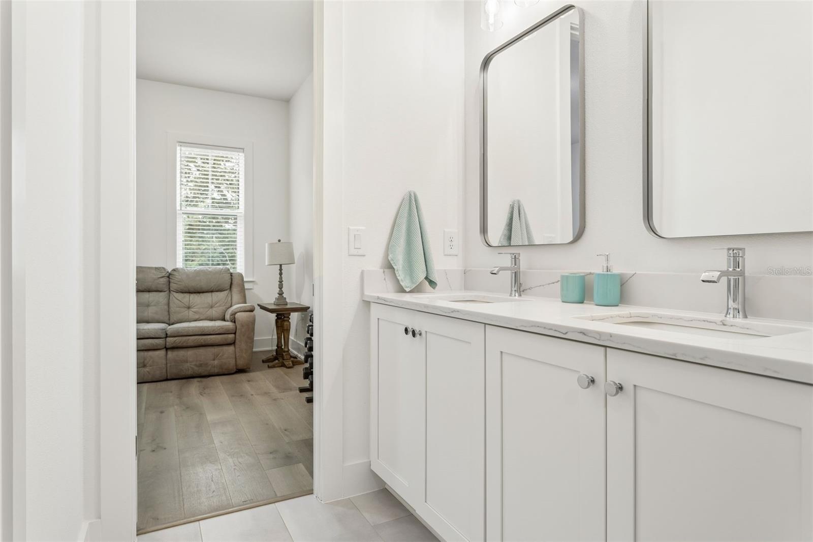 bathroom 4 (Jack & Jill)
