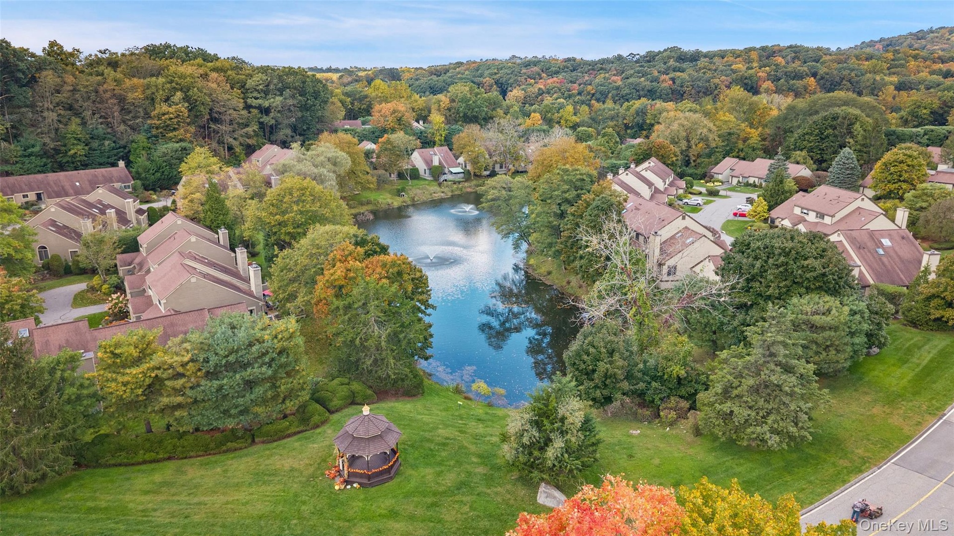 Heritage Hills Condo 25 HOA covers meticulous landscaping, grounds & road maintenance, & snow removal.