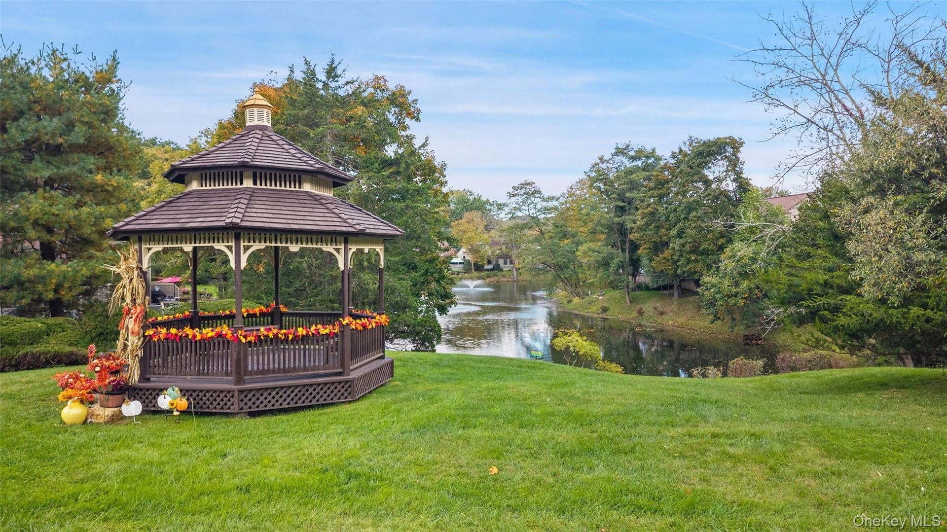 Heritage Hills Condo 25 HOA covers meticulous landscaping, grounds & road maintenance, & snow removal.