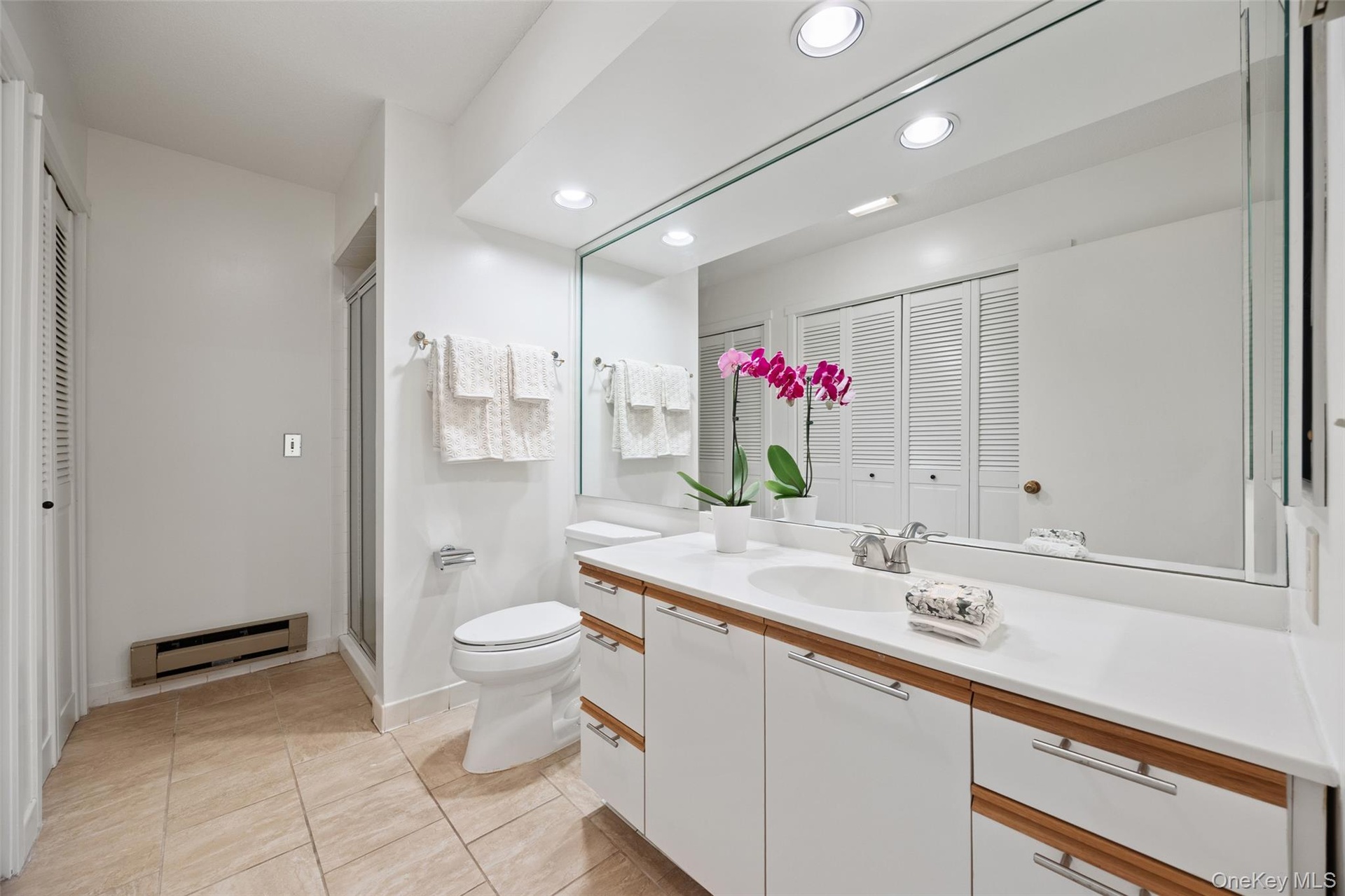 Large hall bathroom with laundry.