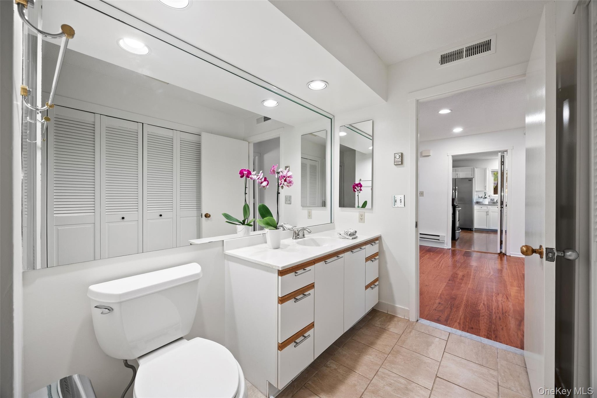 Large hall bathroom with laundry.