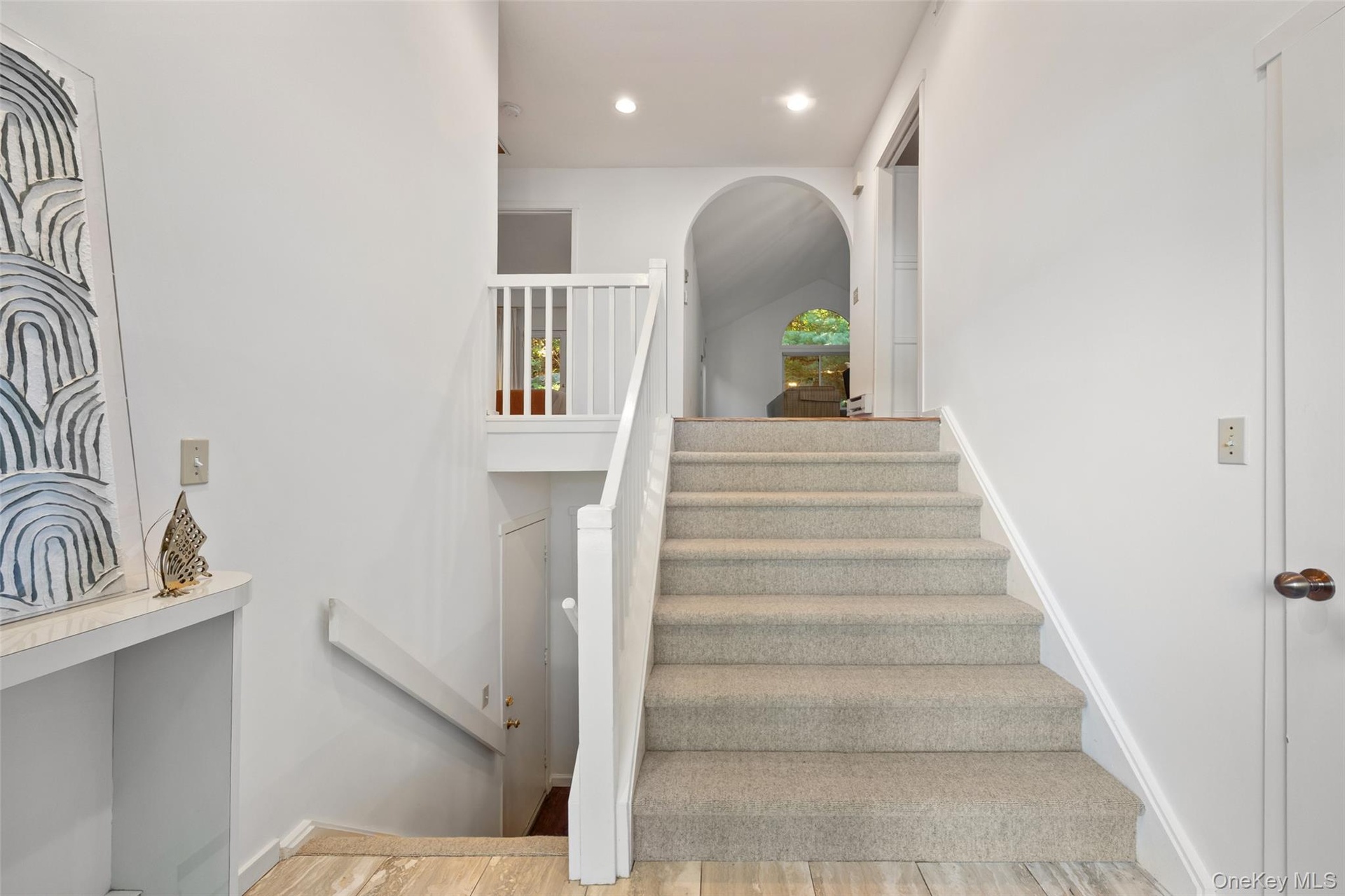 Light, bright Fairview unit with great flow for every day living - fully refreshed & painted throughout, with brand new luxurious wool carpet.
