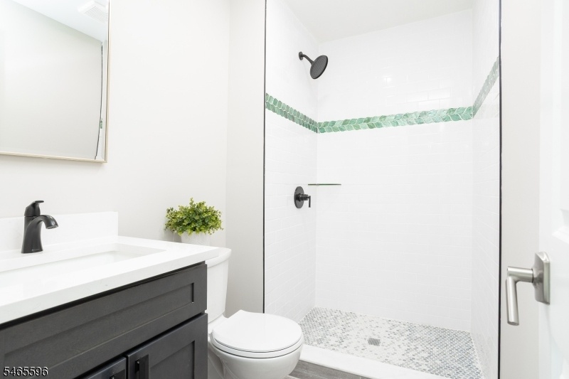 MAIN FULL BATHROOM