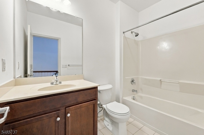 Full Bath in Hallway