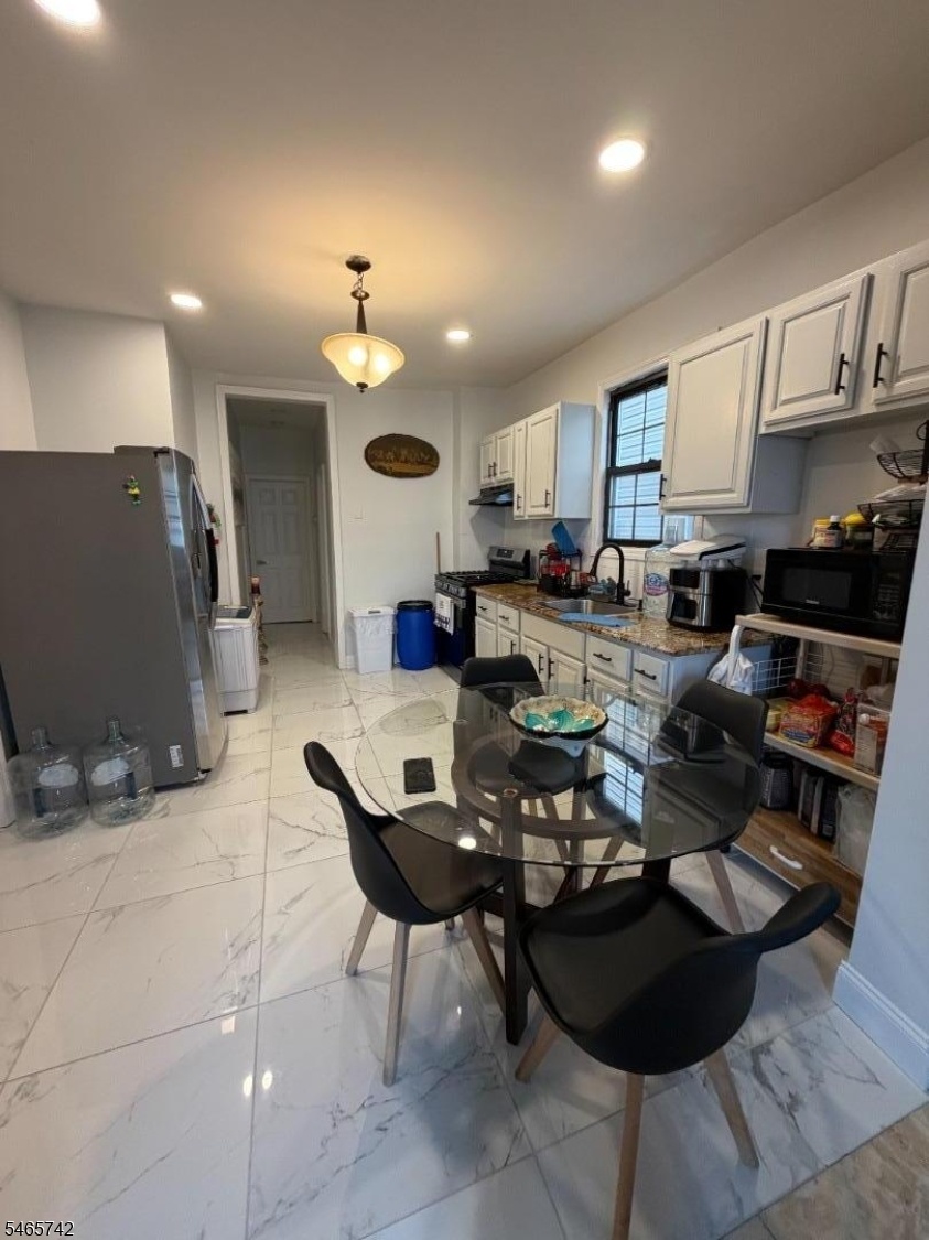 2nd fl Eat-in-Kitchen