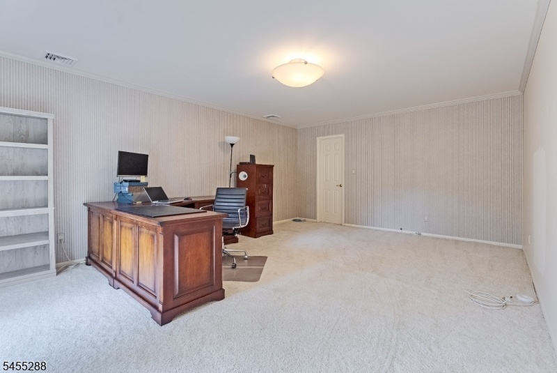 bedroom w/ walk in closet