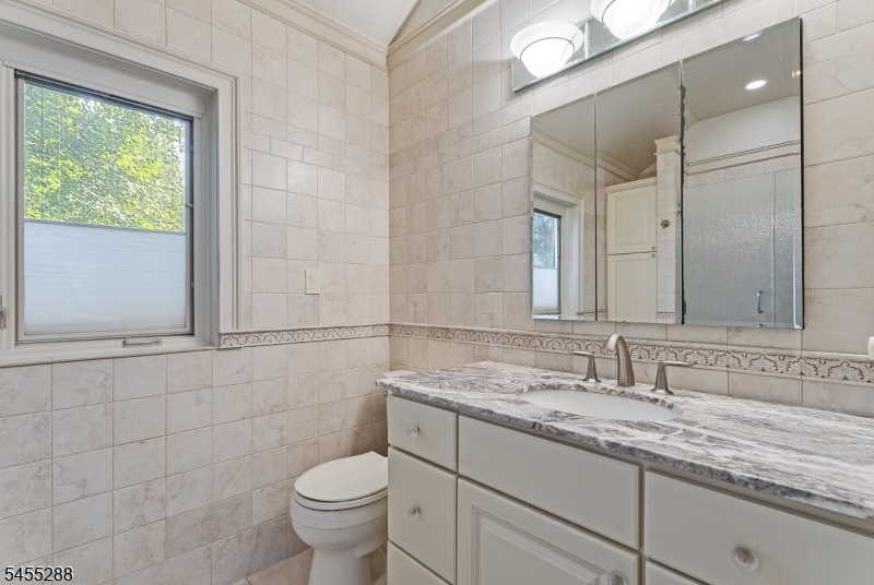 Fully bath for primary bedroom