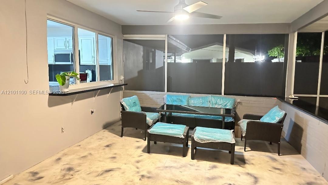 Screened Pool Patio/w Brand New Patio Furniture