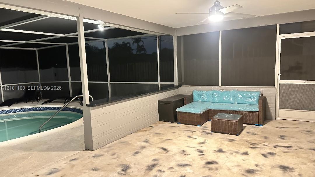 Screened Pool Patio/w Brand New Patio Furniture