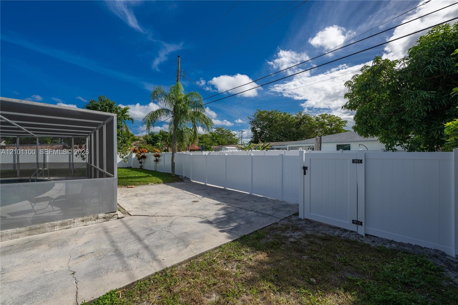 Large back Yard/w Room for the Boat or RV