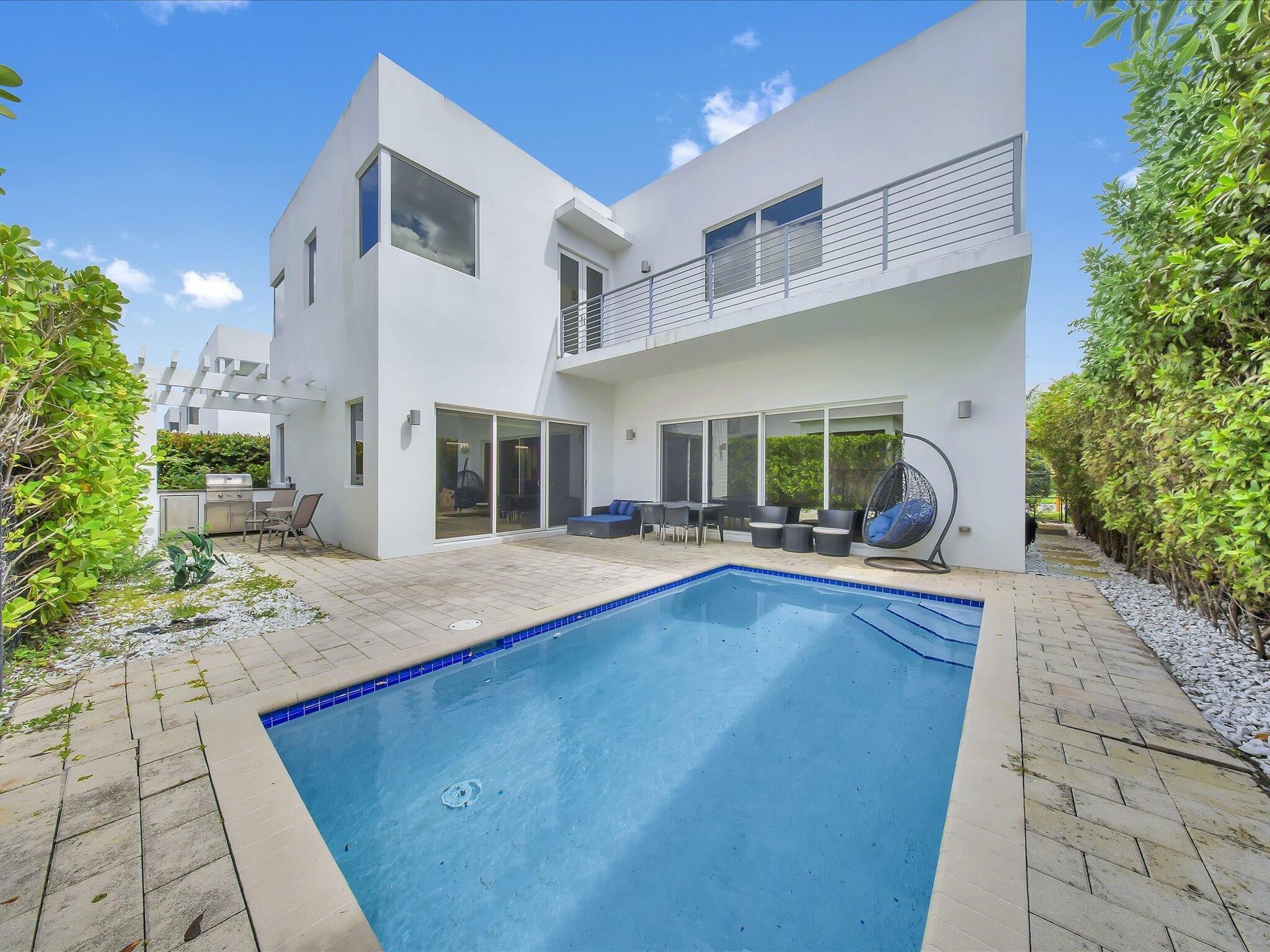 POOL IN MODERN 60 HOME