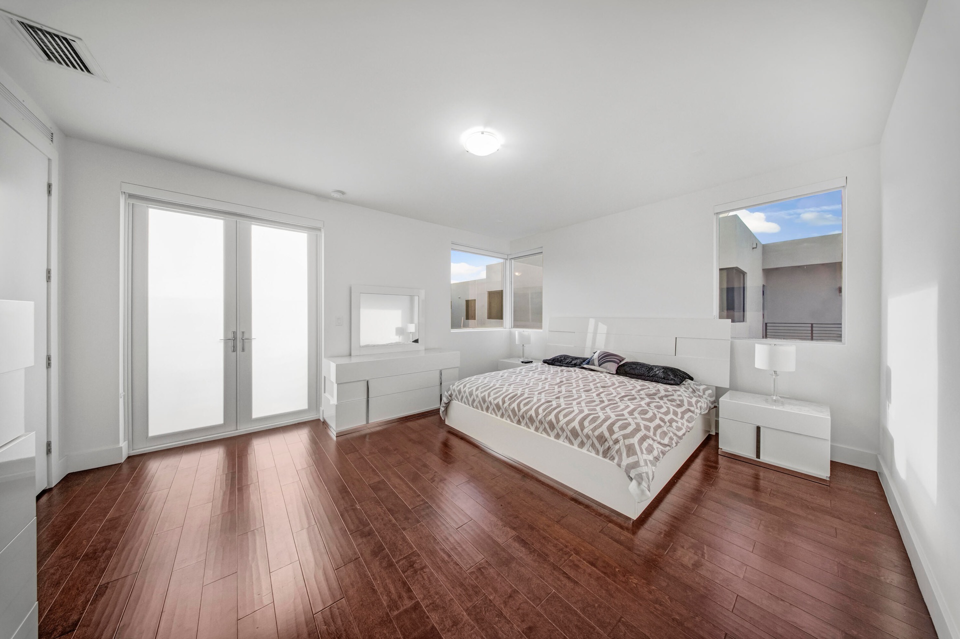 ROOM FURNISHED