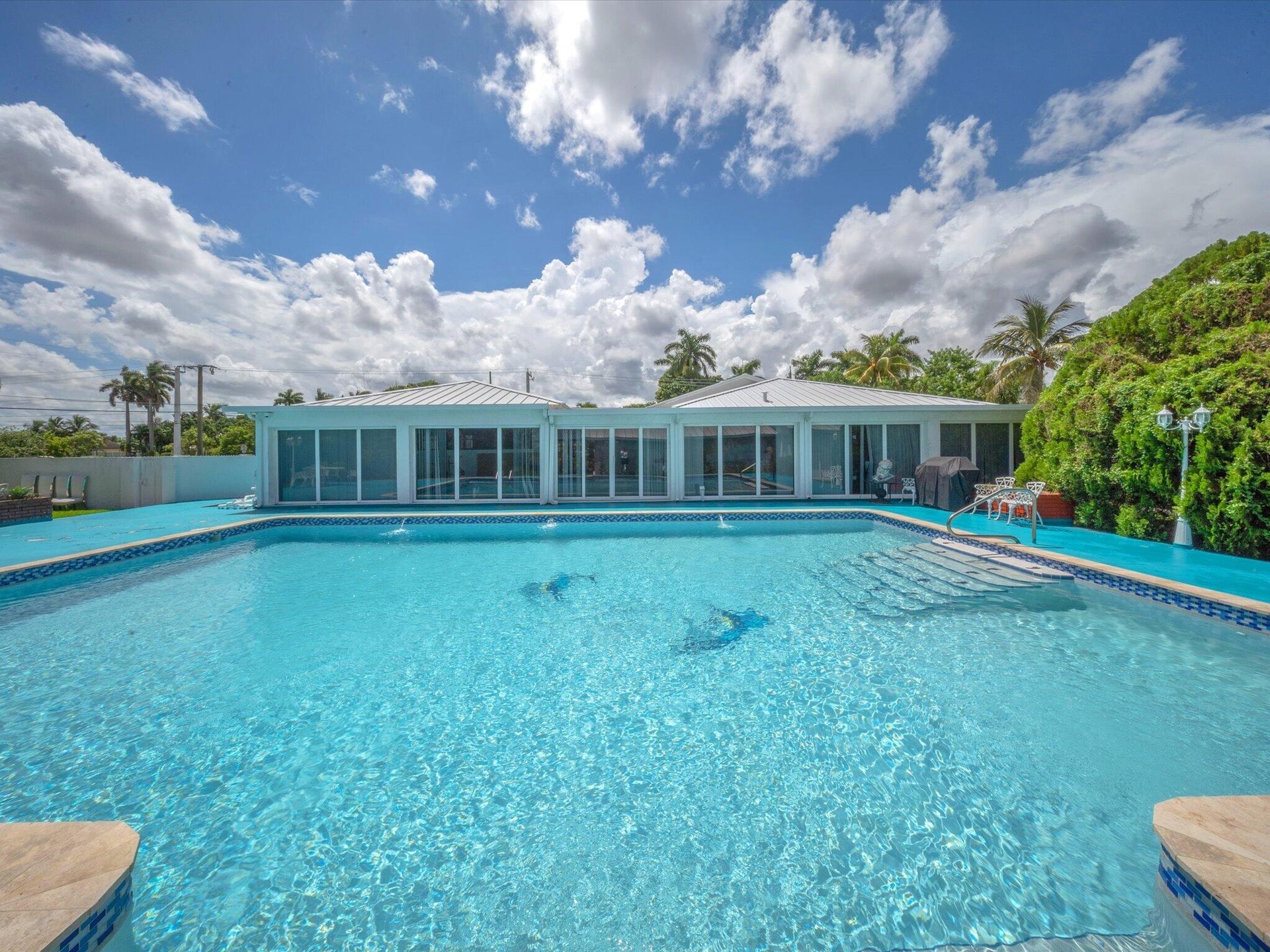 MASSIVE POOL
