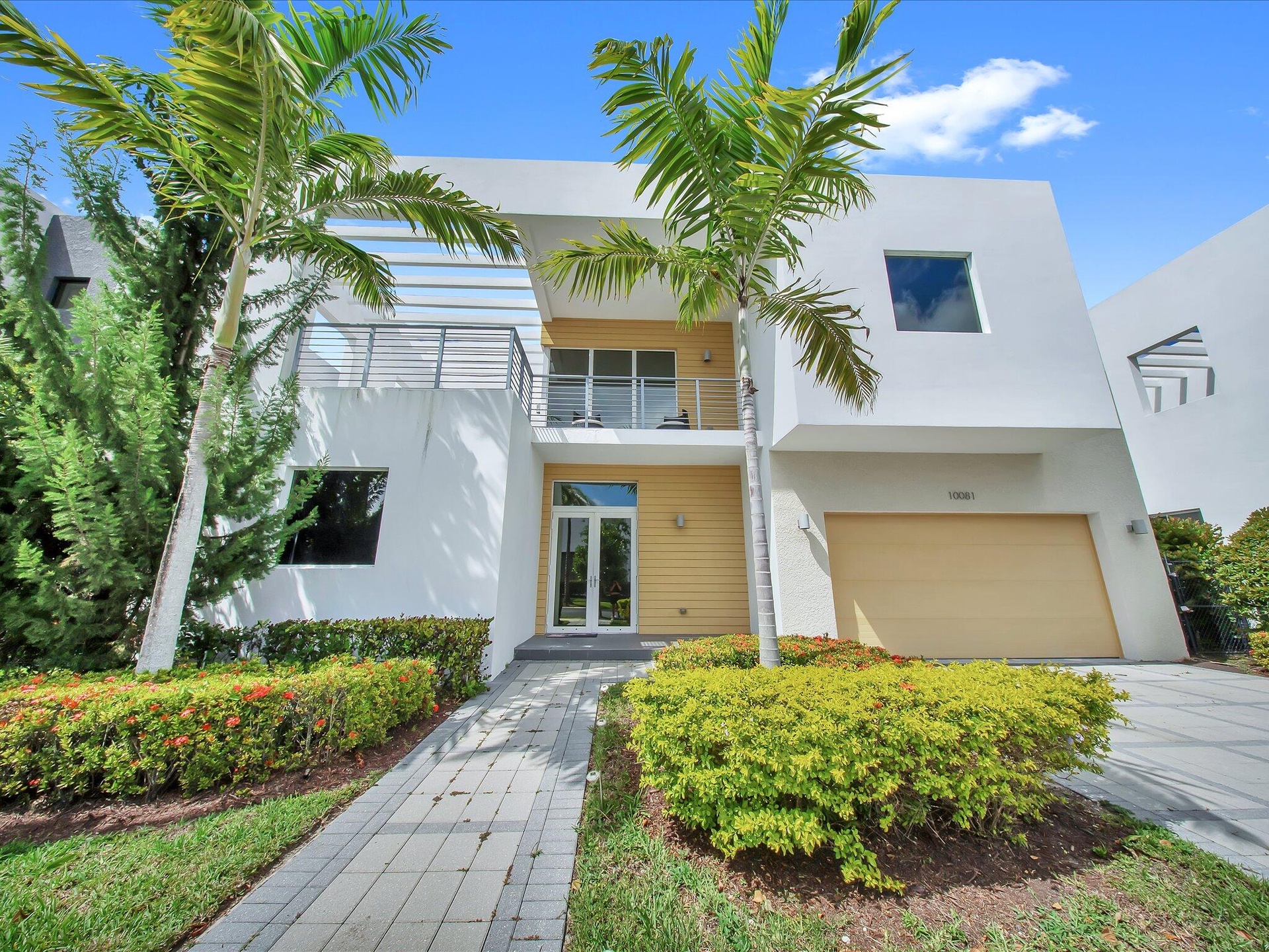 BEAUTIFUL FRONTAL PHOTO OF MODERN 60 DORAL HOME