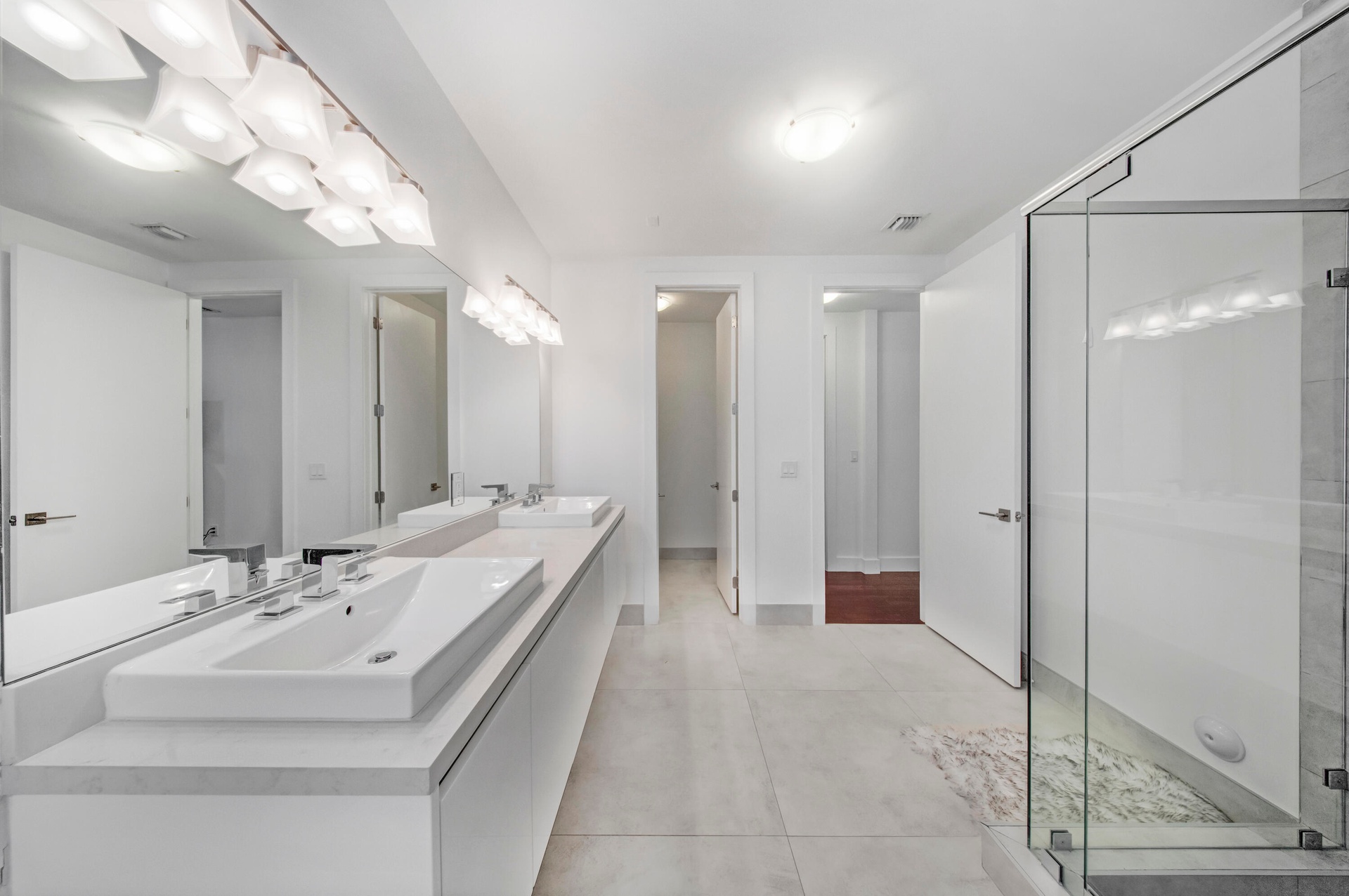 MAIN BATHROOM VIEW