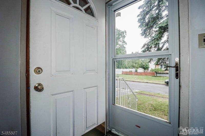 Foyer/entrance/guest closet