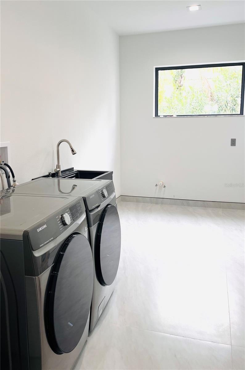 LAUNDRY ROOM