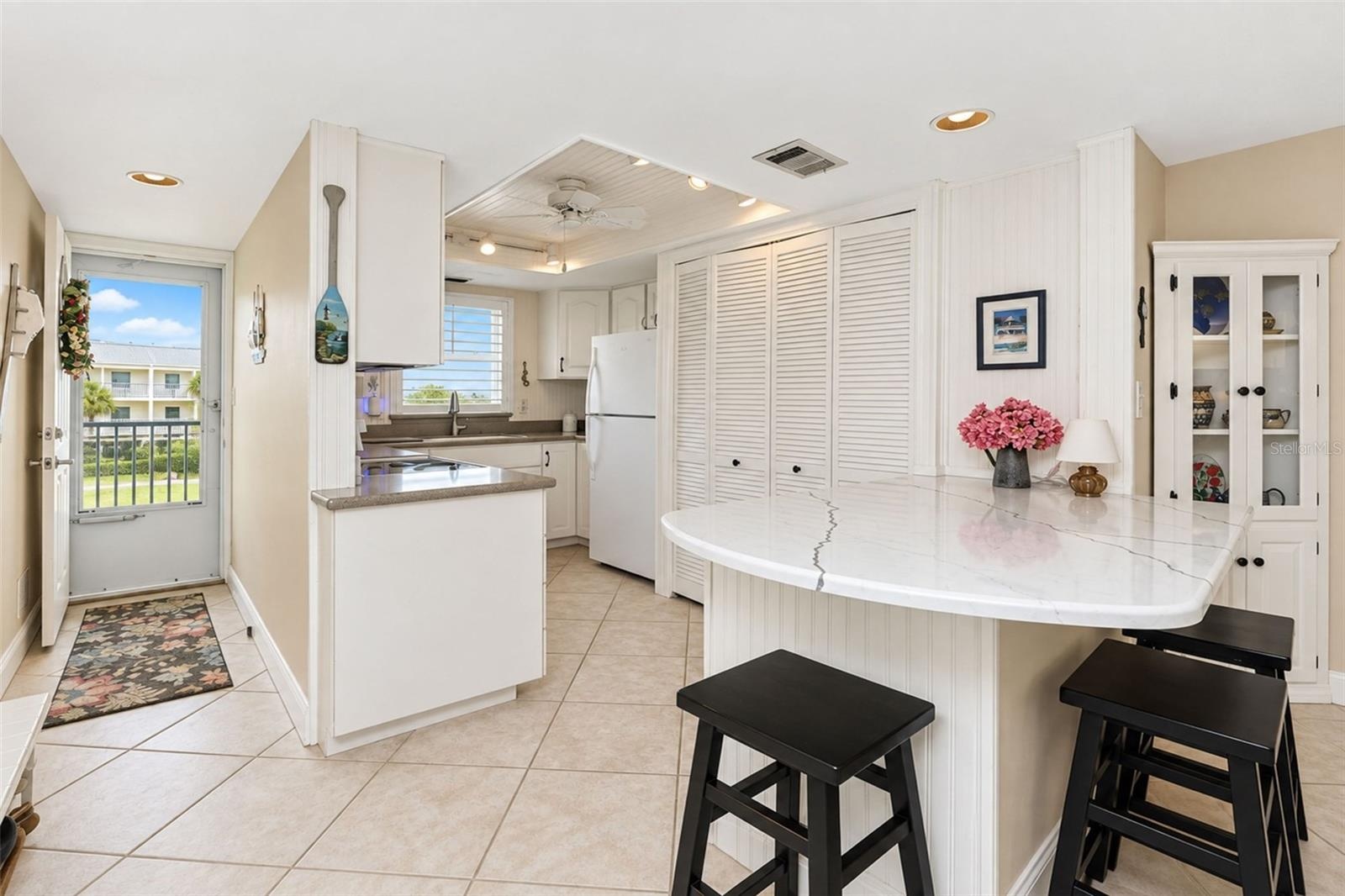 Entry/Foyer with Kitchen and Breakfast Bar