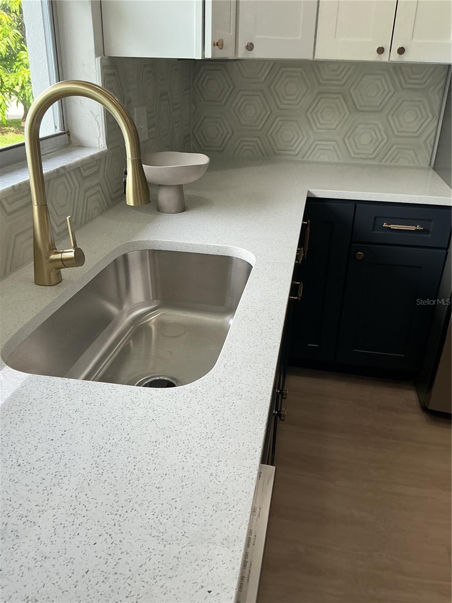 Sparkly white quartz counter tops