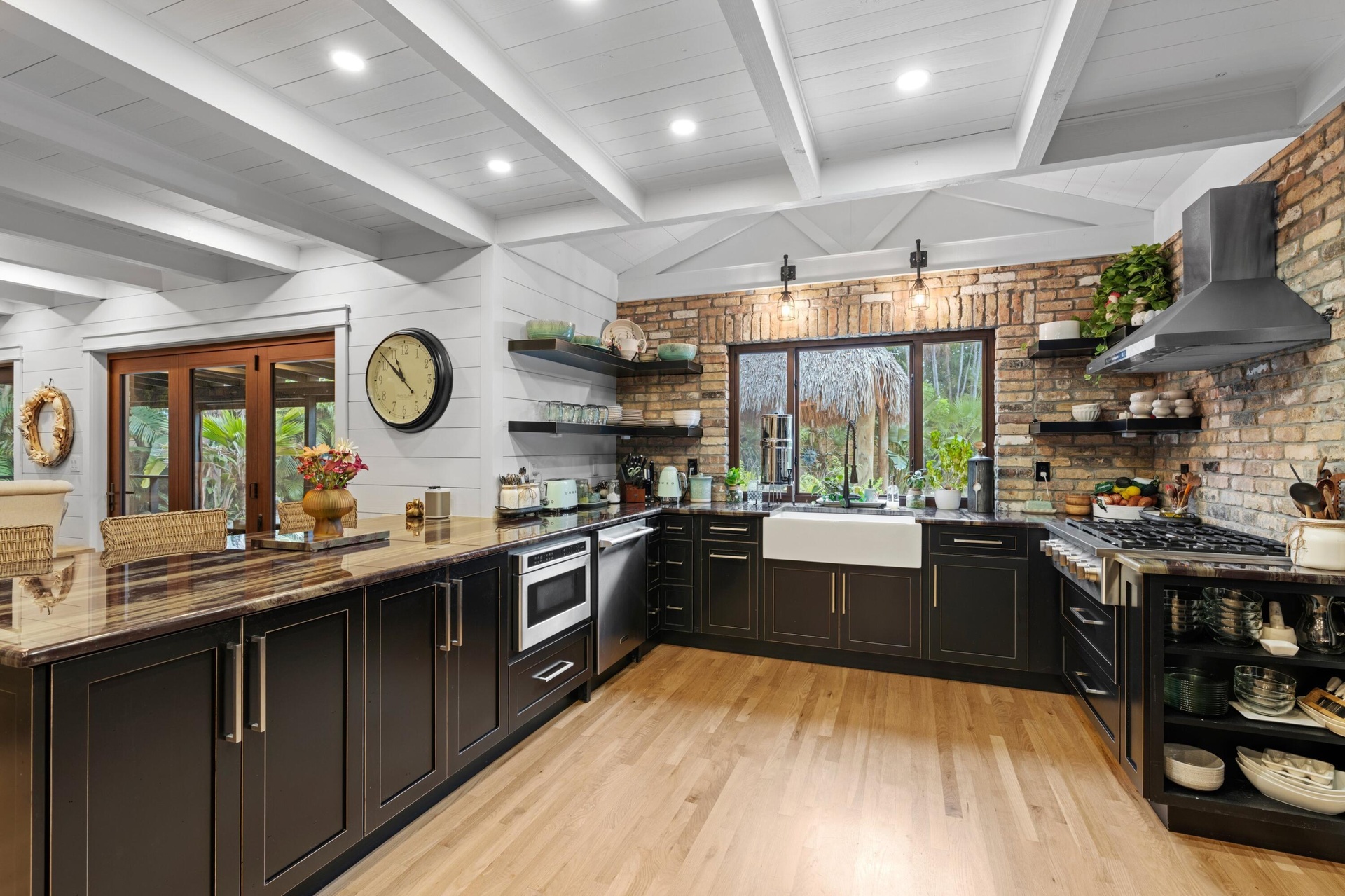 Kitchen w/professional gas cooktop.