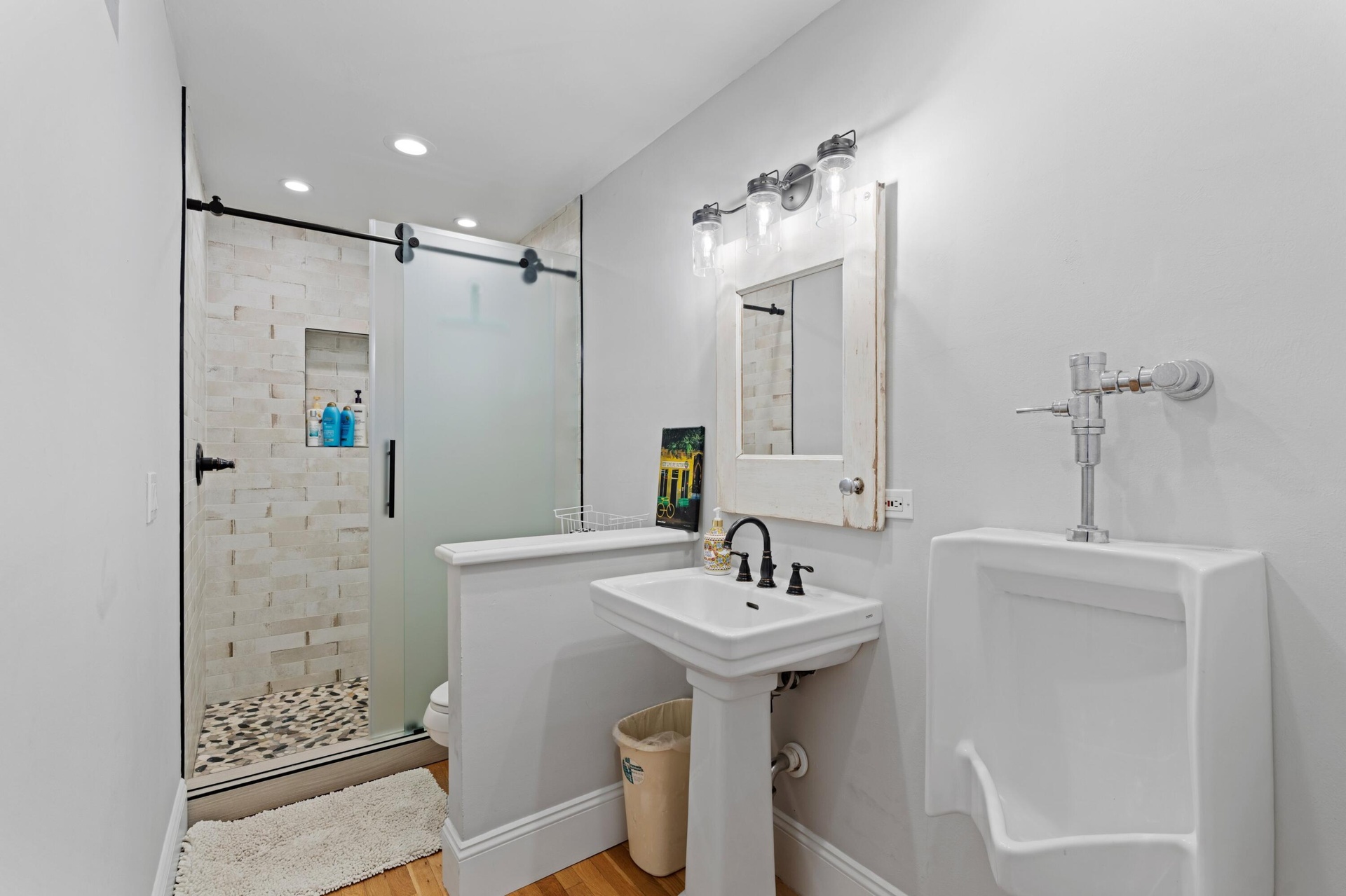 3rd bedroom en-suite bath.