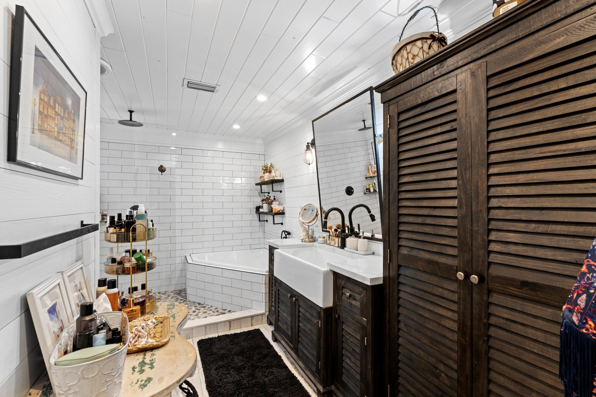 2nd floor primary bathroom suite.