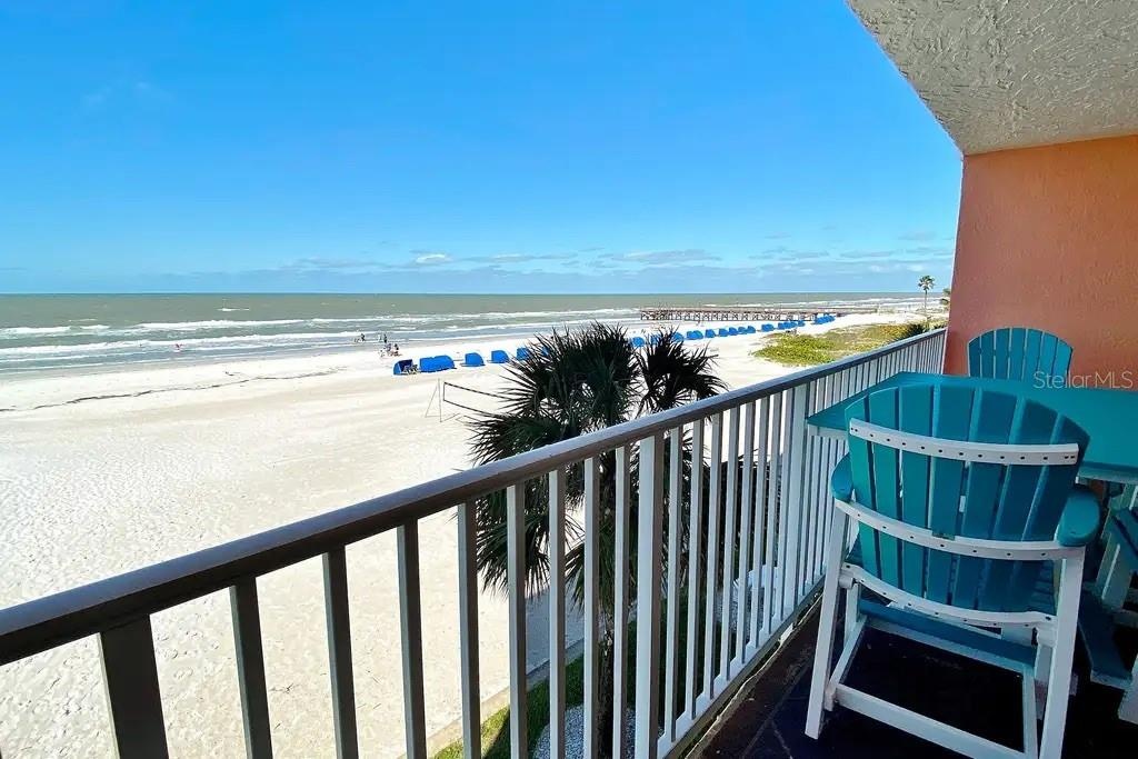 A LARGE PRIVATE BALCONY TO ENJOY BREATHTAKING VIEWS OF THE SUGAR-SAND BEACH