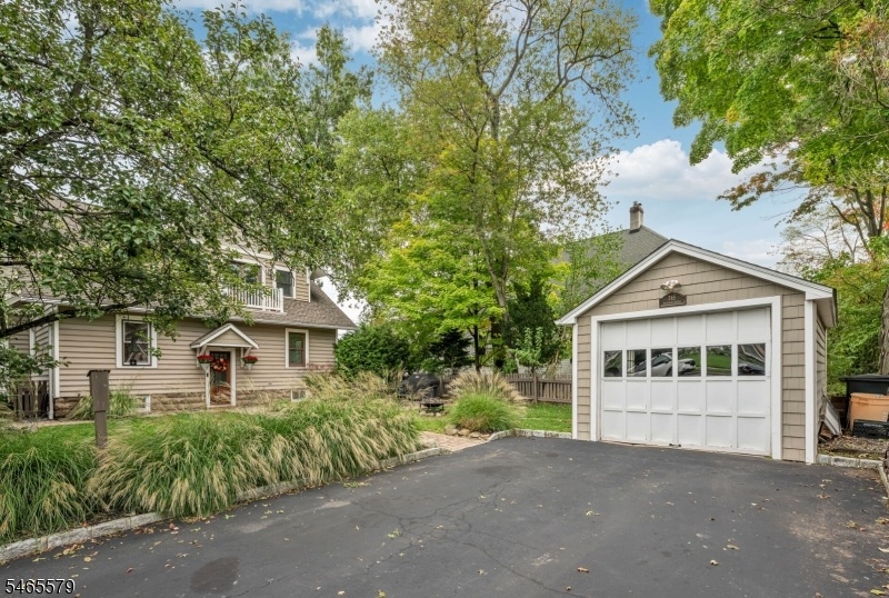 Garage w/ Double WIde Driveway