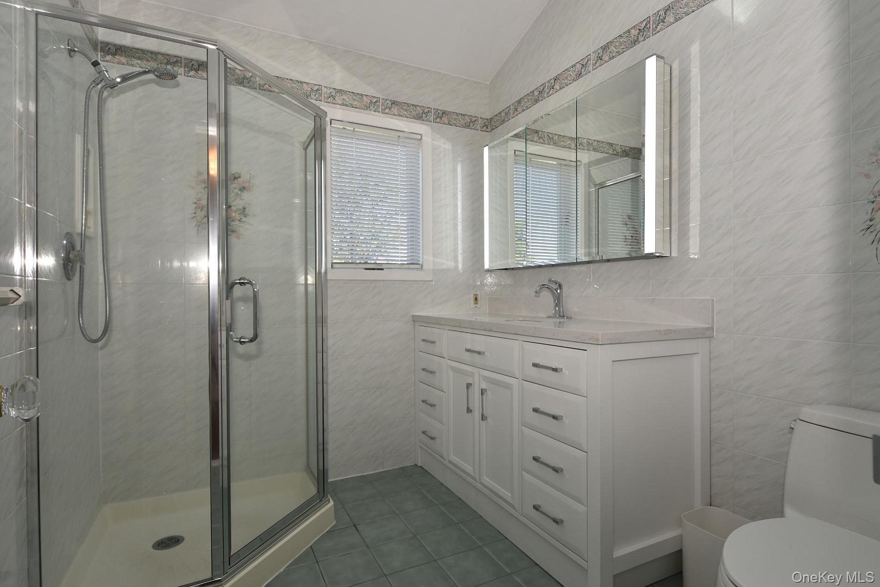 Upstairs Full Bathroom